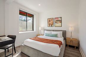 Theatre Hotel by Lodgo