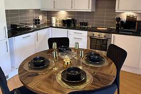 Flat - Sleeps 4 - Parking - Balcony - Pet Friendly