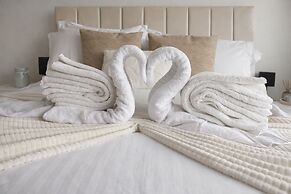Flat - Sleeps 4 - Parking - Balcony - Pet Friendly
