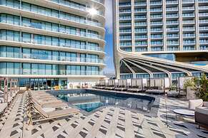 Official Mercury Suites With Rooftop Pool Access