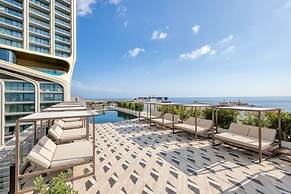 Official Mercury Suites With Rooftop Pool Access