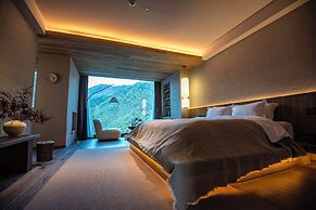 Siguniang Mountain Star Moon Cliff Hotel