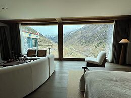 Siguniang Mountain Star Moon Cliff Hotel
