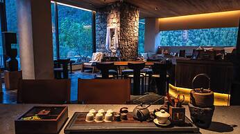 Siguniang Mountain Star Moon Cliff Hotel