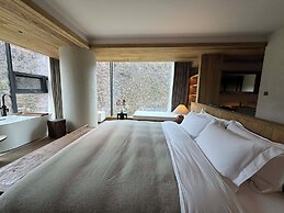 Siguniang Mountain Star Moon Cliff Hotel