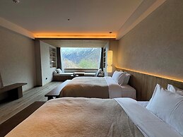 Siguniang Mountain Star Moon Cliff Hotel