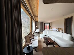 Siguniang Mountain Star Moon Cliff Hotel