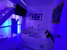 Kandi Suites 2BR with private Jacuzzi
