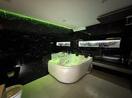Kandi Suites 2BR with private Jacuzzi