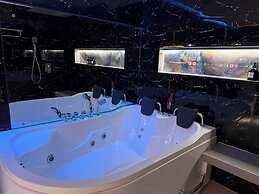 Kandi Suites 2BR with private Jacuzzi