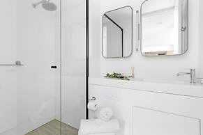 A Cozy & Comfy 2BR Apt Up in the Clouds Near CBD