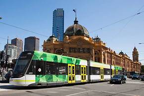 A Stylish & Central 2BR Apt Near Flinders Station