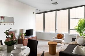 A Stylish & Central 2BR Apt Near Flinders Station