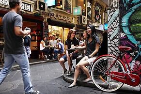 A Stylish & Central 2BR Apt Near Flinders Station