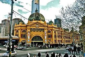 A Stylish & Central 2BR Apt Near Flinders Station