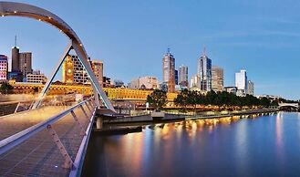 A Chic 2BR Apt Right Next to Melbourne Central