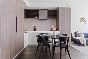 A Chic 2BR Apt Right Next to Melbourne Central