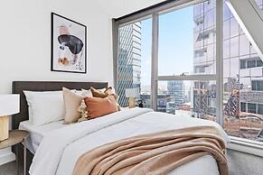 A Stylish 3BR Apt With Harbour Views, Free Parking
