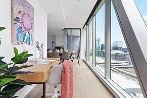 A Stylish 3BR Apt With Harbour Views, Free Parking