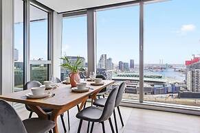 A Stylish 3BR Apt With Harbour Views, Free Parking
