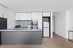 A Stylish 3BR Apt With Harbour Views, Free Parking
