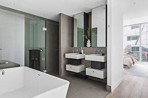 A Stylish 3BR Apt With Harbour Views, Free Parking