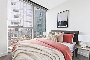 A Stylish 3BR Apt With Harbour Views, Free Parking