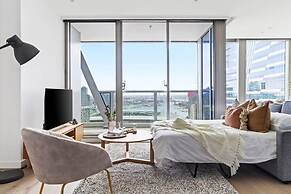 A Stylish 3BR Apt With Harbour Views, Free Parking