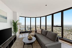 Lovely 3BR Apt With Panoramic Views, Free Parking