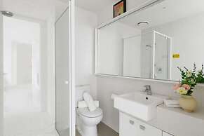 Comfy & Stylish 2BR Apt Next to Crown, City Views