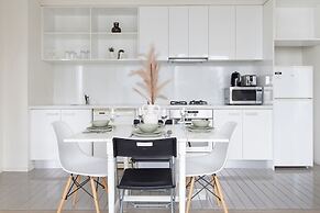 Comfy & Stylish 2BR Apt Next to Crown, City Views