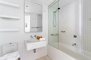 A Lux 2BR Apt Next to Melbourne Uni, Free Parking