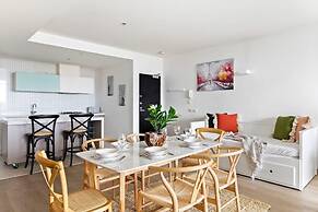 A Lux 2BR Apt Next to Melbourne Uni, Free Parking