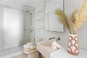 A Lux 2BR Apt Next to Melbourne Uni, Free Parking