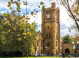 A Lux 2BR Apt Next to Melbourne Uni, Free Parking