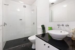 A Stylish & Bright Suite Next to Darling Harbour