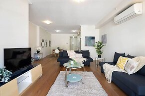 A Stylish & Bright Suite Next to Darling Harbour