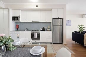 A Stylish & Bright Suite Next to Darling Harbour