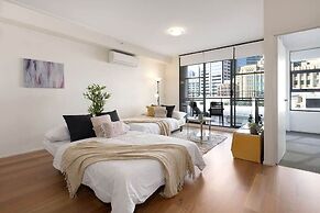 A Stylish & Bright Suite Next to Darling Harbour