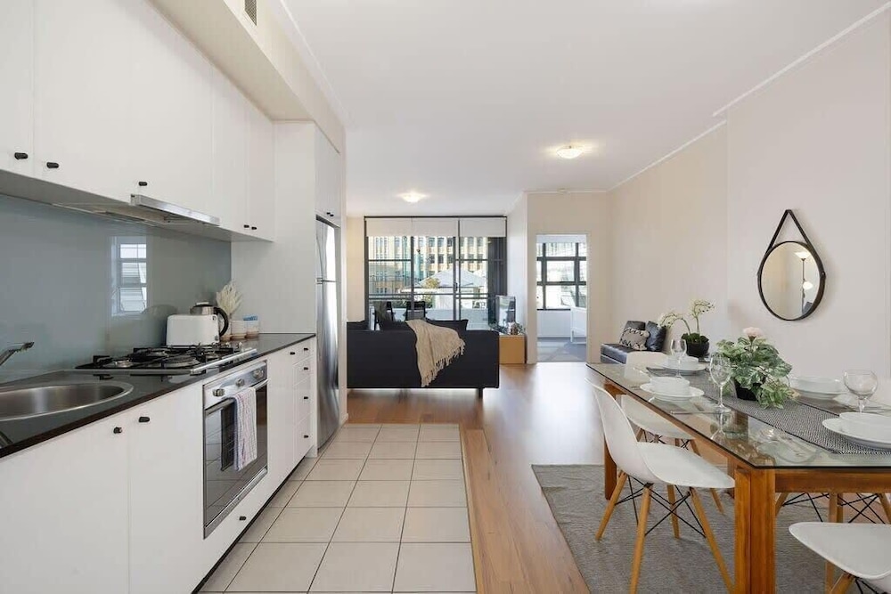 A Stylish & Bright Suite Next to Darling Harbour