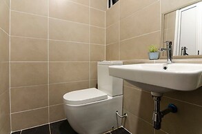 3BR D'pristine Suite Near Legoland, Stunning Views