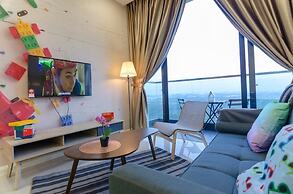 3BR D'pristine Suite Near Legoland, Stunning Views
