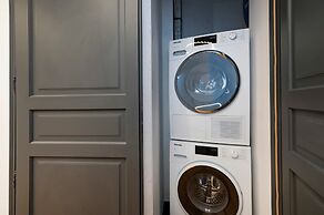 Superb AC- 1bdr Ave Montaigne - Arc de Triomphe by Studio Prestige