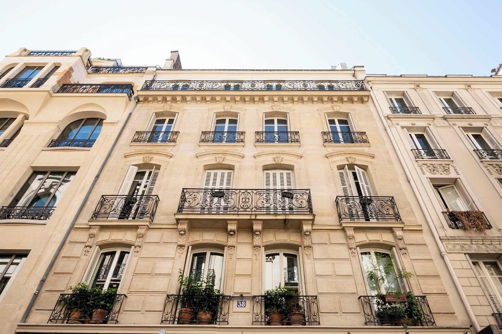 Superb AC- 1bdr Ave Montaigne - Arc de Triomphe by Studio Prestige