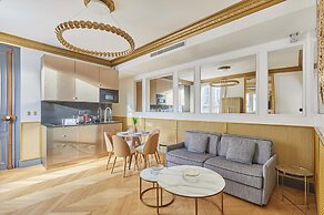 Superb AC- 1bdr Ave Montaigne - Arc de Triomphe by Studio Prestige