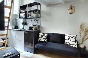 Cozy Studio With Loft Bed - Center of Paris