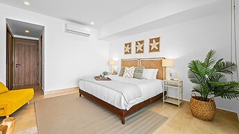 Stylish Beachfront 2BR Balcony Sunsets Pools