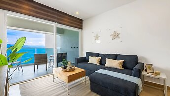 Stylish Beachfront 2BR Balcony Sunsets Pools
