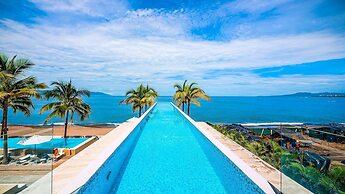 Stylish Beachfront 2BR Balcony Sunsets Pools