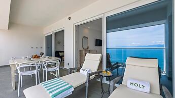 Stylish Beachfront 2BR Balcony Sunsets Pools